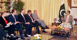 Gilani urges UK to ease up visa policy for Pakistanis